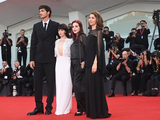 Sofia Coppola, directora de la película 'Priscilla', posa junto a los actores Jacob Elordi, Cailee Spaeny y Priscilla Presley en la alfombra roja del 80º Festival Internacional de Cine de Venecia, en Venecia (Italia), el 4 de septiembre de 2023.