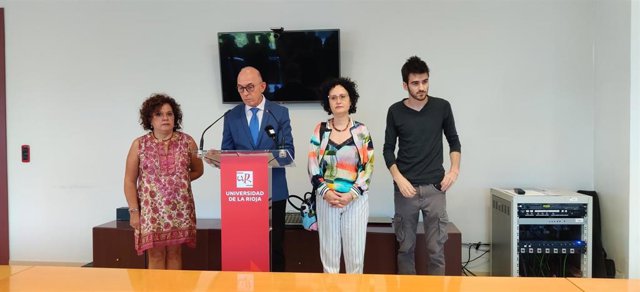 El rector de la UR, Juan Carlos Ayala, la vicerrectora de Estudiantes y Extensión Universitaria, Marian Martínez Calvo, la decana de la Facultad de Letras y de la Educación, Asun Barreras, y el presidente del Consejo de Estudiantes, Ramón Sánchez