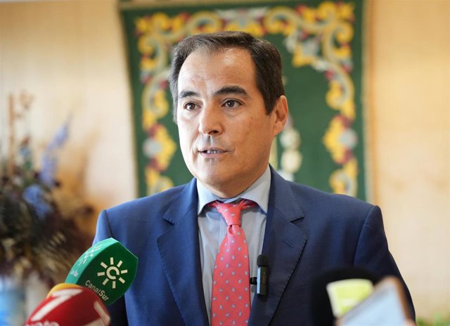 El consejero de Justicia, Administración Local y Función Pública, José Antonio Nieto, en la atención a medios en la Diputación de Sevilla.
