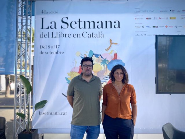 El presidente de Editors.Cat, Ilya Pérdigo, con directora de La Setmana del Llibre en Català, Cristina Domènech, en la presentación de la cita en el Moll de la Fusta en Barcelona