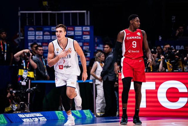 El jugador serbio Bogdan Bogdanovic disputando la semifinal del Mundobasket 2023 ante Canadá.