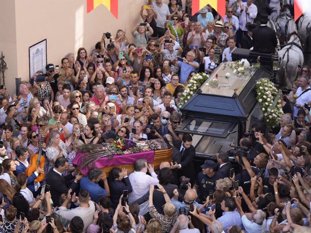 El féretro con los restos mortales de María Jiménez a su salida de la Iglesia de Santa Ana camino al cementerio