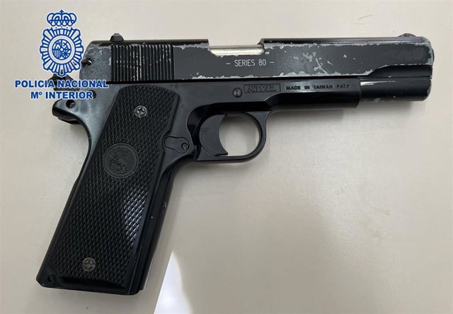 Archivo - Pistola en una imagen de archivo de la Policía Nacional