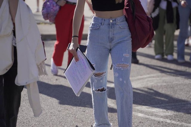 Archivo - Estudiantes antes de comenzar exámenes