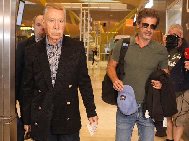 Rodolfo Sancho y su abogado, Marcos García Montes en el aeropuerto Adolfo Suárez Madrid Barajas antes de viajar a Tailandia