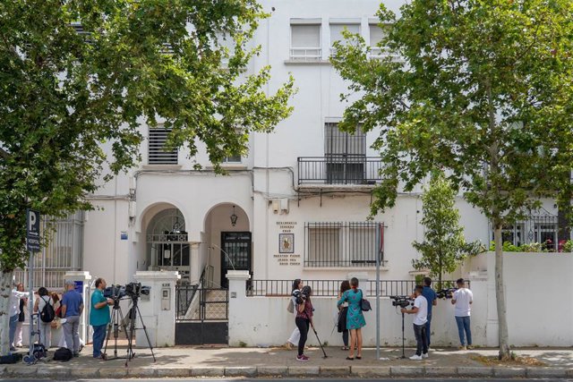 Archivo - Fachada principal de la residencia cerrada en Manuel Siurot, cerrada al  detectar la Inspección deficiencias graves