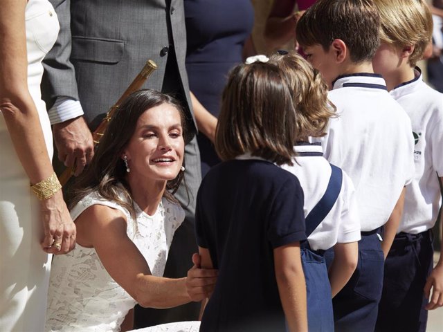 La Reina Letizia saluda a varias personas antes de entrar a la Catedral de Santa María la Real de Pamplona