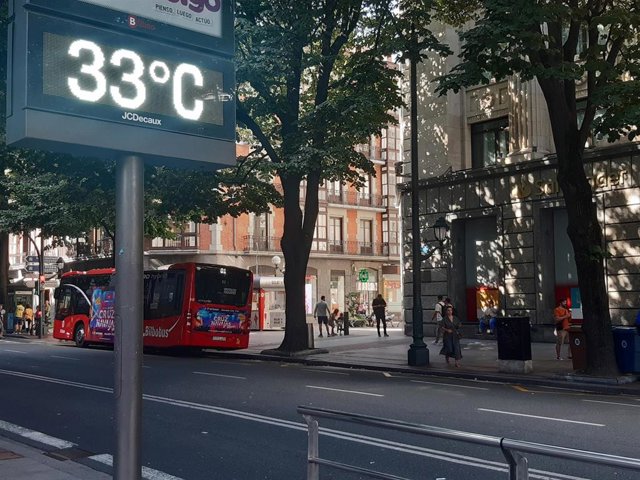Un termómetro marca 33 grados en la Gran Vía de Bilbao.
