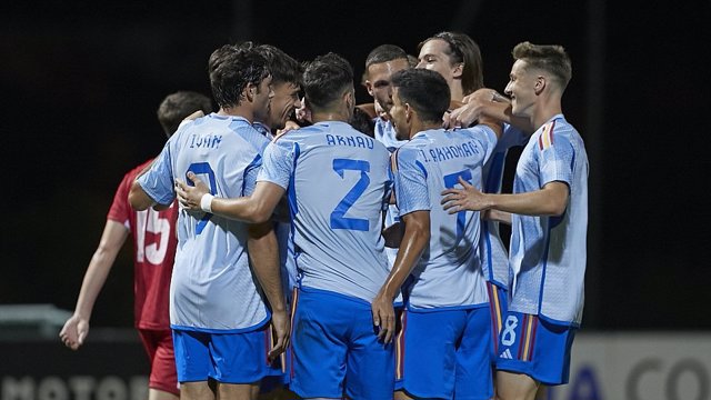 La selección española sub-21 celebra un gol.