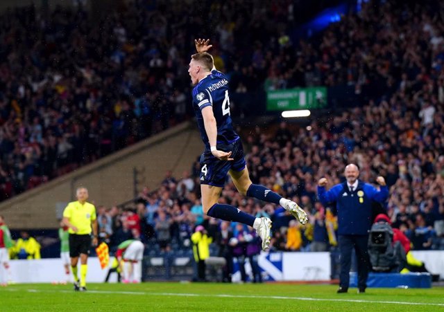 Archivo - Scott McTominay celebra un gol.