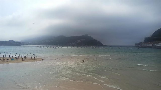 Archivo - Galerna en la donostiarra playa de La Concha (archivo).