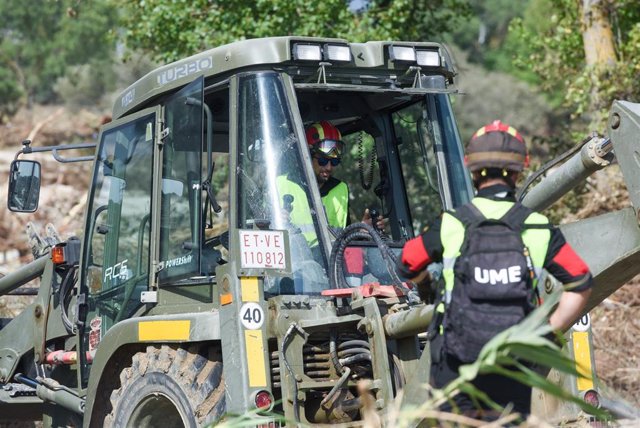 Una máquina excavadora y un trabajador de la UME, durante el dispositivo de búsqueda de los desaparecidos por las lluvias de La Dana, a 8 de septiembre de 2023, en Villamanta (Madrid). 