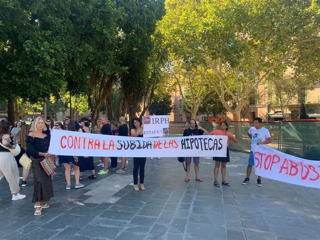 Stop Desahucios en una concentración en Plaza España