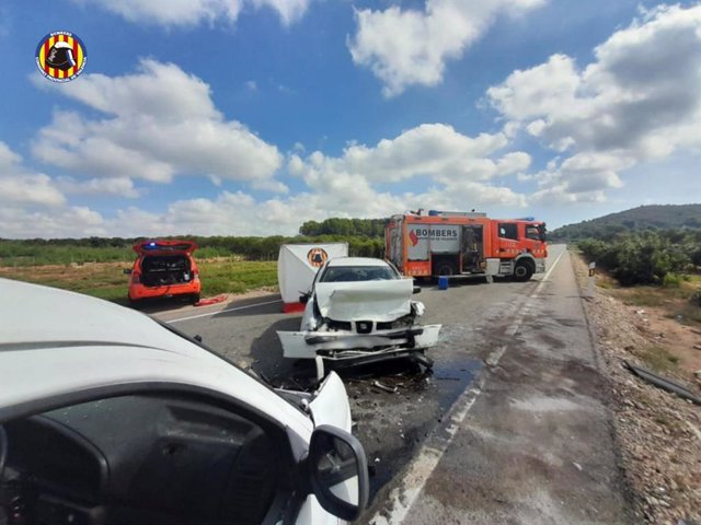 Muere una persona en un choque frontal entre un coche y una furgoneta entre Corbera y Alzira (Valencia)