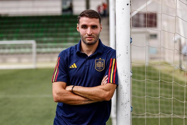 El delantero de la selección española Abel Ruiz posa en la Ciudad del Fútbol de Las Rozas (Madrid)