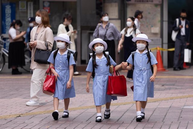 Archivo - Tres niñas se dirigen a clase en Tokio, Japón