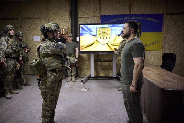 El presidente de Ucrania, Volodimir Zelenski, junto a tropas ucranianas