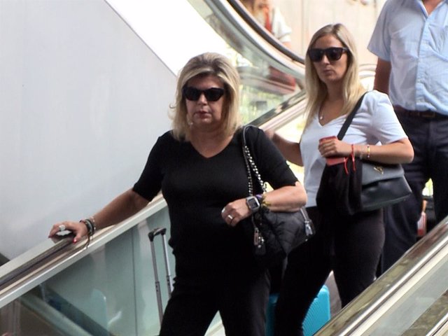 TERELU CAMPOS Y SU SOBRINA CARMEN EN LA ESTACIÓN DE ATOCHA EN MADRID