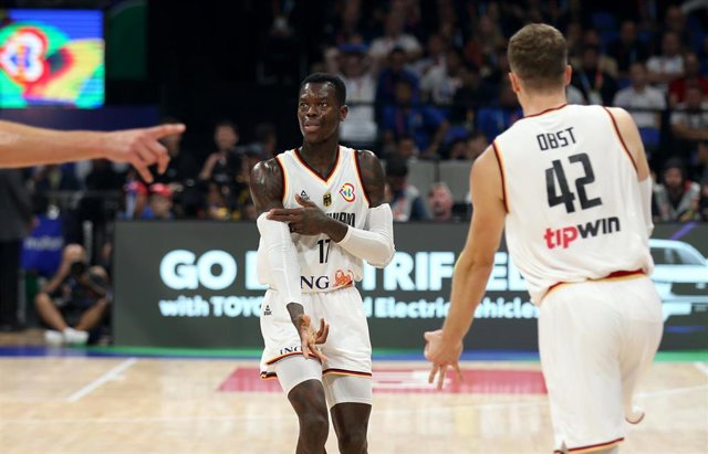Dennis Schröder y Andreas Obst en la final del Mundial de baloncesto entre Alemania y Serbia