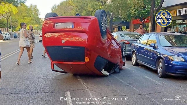 Investigan a un menor de 14 años herido tras volcar el coche que conducía este domingo en Ronda Triana