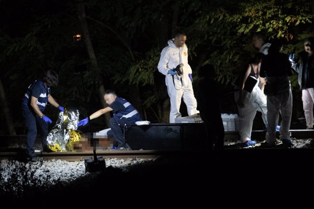 Retiran uno de los cuatro cadáveres del atropello mortal de un tren en las vías de Montmeló.