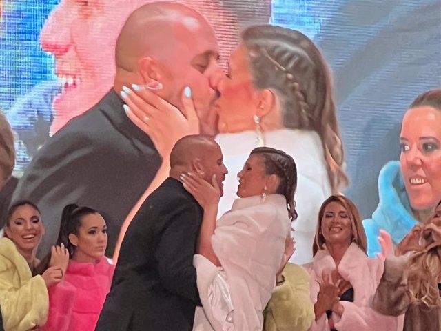 María Jesús Ruiz y Curro Rodríguez durante su boda en un desfile en Ponferrada