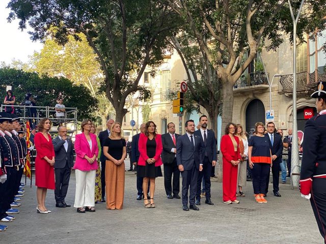 Ofrenda del Govern al monumento de Rafael Casanovas, encabezada por el presidente Pere Aragonès.