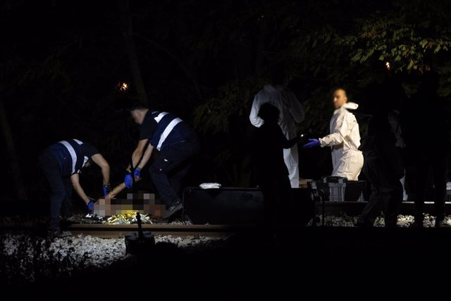 Retiren un dels quatre cadàvers de l'atropellament mortal d'un tren en les vies de Montmeló (Barcelona, Catalunya, Espanya) el diumenge 10 de setembre de 2023, quan 7 persones han passat per un tram no autoritzat: 4 han mort i 3 han resultat ferides