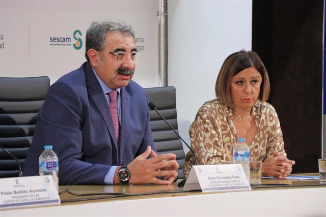 El consejero de Sanidad, Jesús Fernández, y la nueva gerente de Atención Integrada de Guadalajara, Elena Martín.