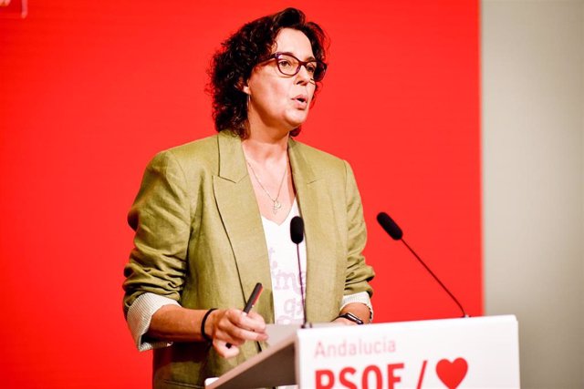 La portavoz de Educación del PSOE-A, Susana Rivas, en rueda de prensa.