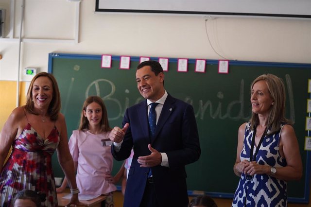 Juanma Moreno, en el CEIP Cándido Nogales con motivo de la inauguración del curso 2023-2024.