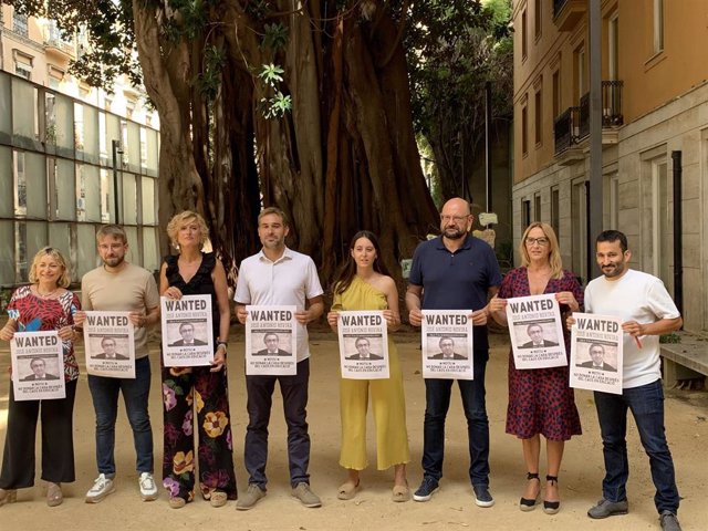 Diputados de Compromís en Les Corts con un cartel con el lema 'Wanted' para exigir la comparecencia del conseller José Antonio Rovira