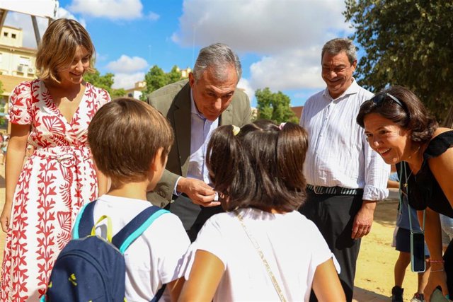 Sanz visita uno de los colegios de Sevilla con ocasión del inicio del curso escolar.