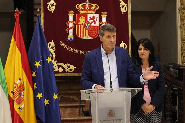 Pedro Fernández comparece ante los medios en presencia de la subdelegada del Gobierno en Granada, Inmaculada López Calahorro, en imagen de archivo