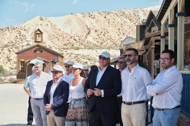 Bernal y Fernández-Pacheco en su visita al parque temático Oasis-Minihollywood, en Tabernas (Almería)