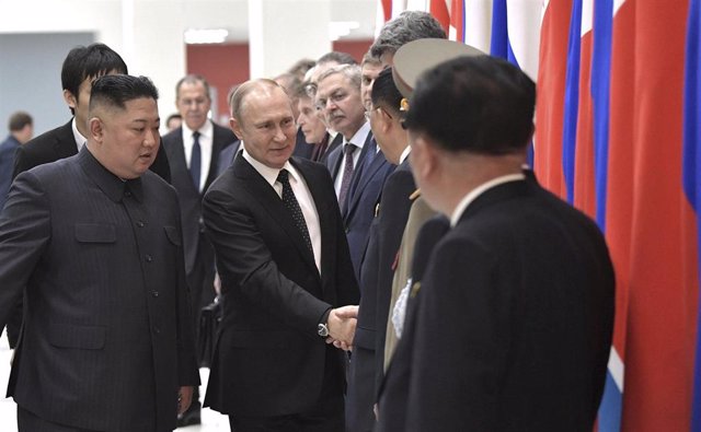 Archivo - El líder norcoreano, Kim Jong Un, junto al presidente ruso, Vladimir Putin, durante su última reunión en 2019