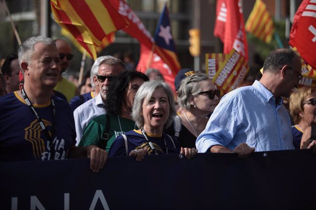 Varias personas participan en una manifestación convocada por la ACN con motivo de la Diada 2023, a 11 de septiembre de 2023, en Barcelona, Catalunya (España).  