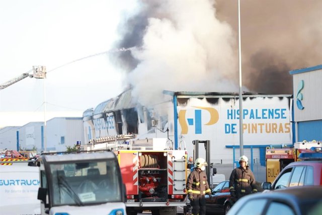 Incendio en la nave de Hispalense de Pinturas, en Los Espartales, en La Rinconada (Sevilla).