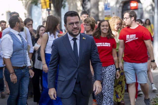 El presidente de la Generalitat, Pere Aragonès, durante la tradicional ofrenda floral ante el monumento de Rafael Casanova con motivo de la Diada, Día de Catalunya, a 11 de septiembre de 2023, en Barcelona, Catalunya (España).  