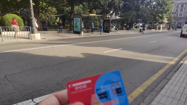 Archivo - Tarjeta para el transporte público ConeCTA del Consorcio de Transporte de Asturias, movilidad