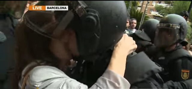 Instant del petó a un policia l'1-O