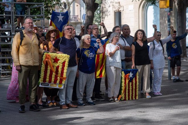 La presidenta de l'ANC, Dolors Feliu (4d), durant la Diada