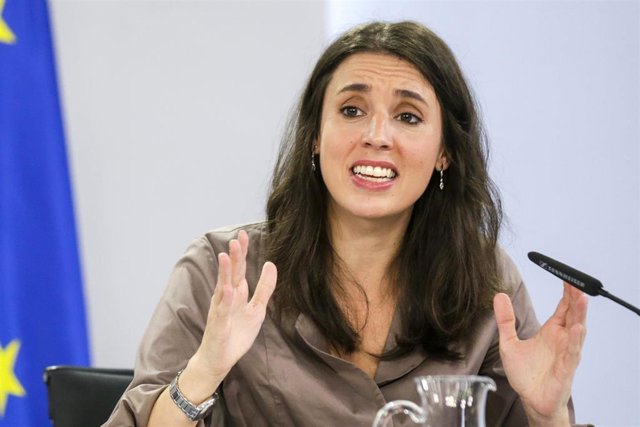 Archivo - La ministra de Igualdad, Irene Montero, comparece en rueda de prensa tras el Consejo de Ministros celebrado en Moncloa, Madrid (España), a 13 de octubre de 2020.
