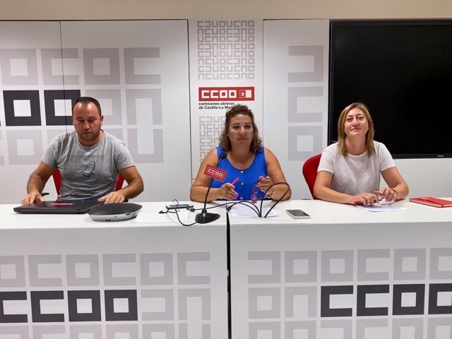 La secretaria general de CCOO-Enseñanza CLM, Ana Delgado; la responsable de docentes de Educación Pública no universitaria de CCOO-Enseñanza, Ana Belén Sanroma y el secretario general de CCOO-Enseñanza Toledo, Bernardino Mendoza, en rueda de prensa.