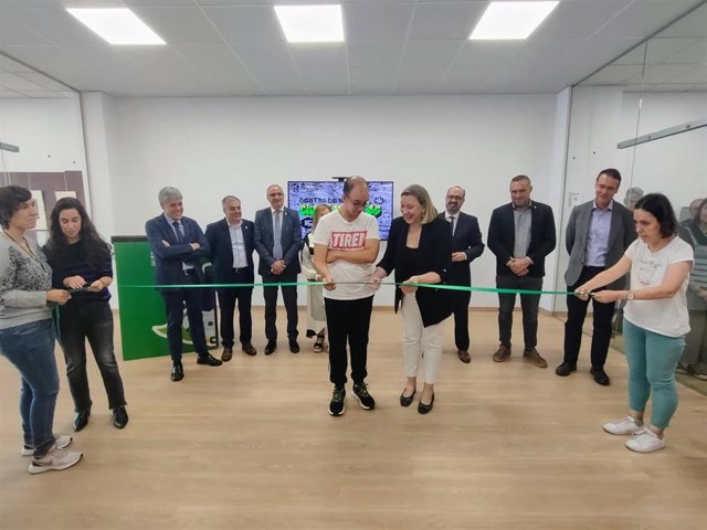 Isabel Blanco corta la cinta de inauguración del nuevo centro de Asprona en Ponferrada (León).
