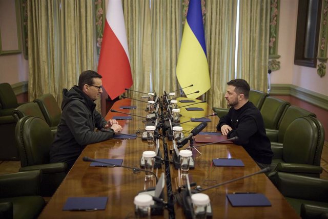 Archivo - El primer ministro de Polonia, Mateusz Morawiecki, y el presidente ucraniano, Volodimir Zelenski.