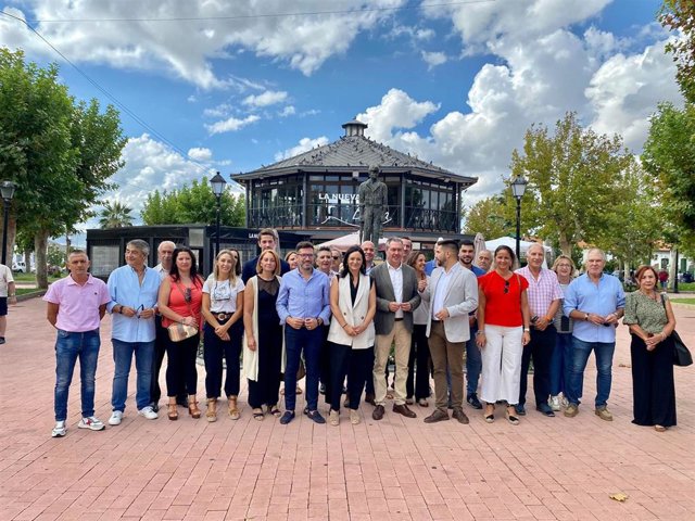 Espadas (centro), entre Crespín y Pedregosa, junto a alcaldes y portavoces del PSOE del Norte de Córdoba.