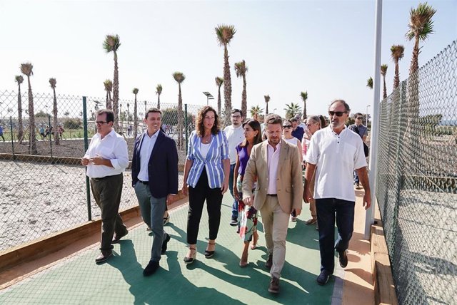 García y Vázquez recorren el nuevo parque en el Delta del río Andarax