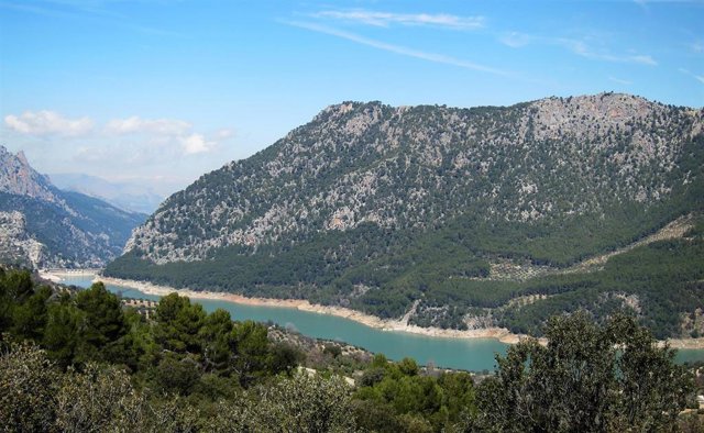Archivo - Pantano del Quiebrajano, con la presa al fondo.