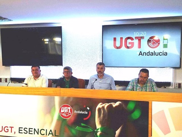 El secretario general de UGT-A, Oskar Martín, junto con los secretarios regionales de las federaciones regionales de UGT, Antonio Tirado (Servicios Públicos), José Manuel Rodríguez Saucedo (UGT FICA Andalucía) y Eduardo Carrillo (FeSMC-UGT-A).